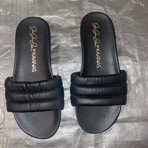 Kaanas Black Minimalist Sandals with Cushioned Footbed